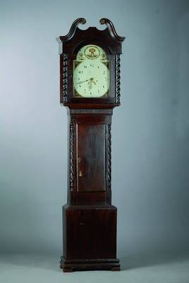 Standuhr, England, um 1800, Eichegehäuse, gedrehte Säulen, Sprenggiebel (mittige kl. Verzierung fehlt), Rückwand mit Spannungsriß, bemaltes ...