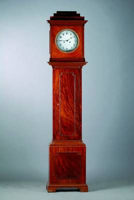 Standuhr, Biedermeier, um 1820/30, Nußbaum/Furnier, Lünette mit Eichelkranz, elegant profiliert, Bekrönung getreppt, seitl. Schallöffnungen ...