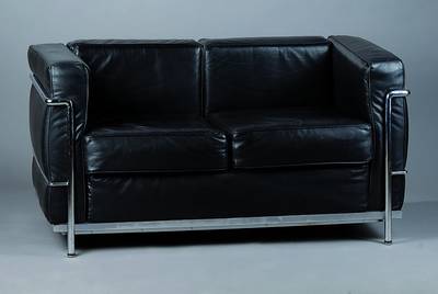 2-Sitzer Sofa, nach dem Vorbild v. Corbusier, um 1928/32, Gestell Eisen verchromt, Kanten paspoliert, schwarzer Lederbezug, st. Gebr.-Sp., ca. ...