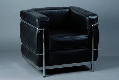 Sessel, nach dem Vorbild v. Corbusier, um 1928/32, Gestell Eisen verchromt, Kanten paspoliert, schwarzer Lederbezug, st. Gebr.-Sp., ca. 67x76x70 cm, ...