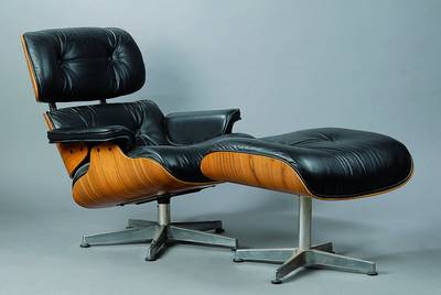 Lounge-Chair m. Fußschemel, 60/70er Jahre, Schichtholzschalen, 5-füßiger Metallfuß, schwarzer Lederbezug, st. Gebr.-Sp., ca. 81x84x83 cm, Sh 42 cm