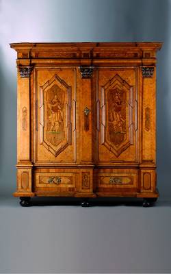 Sog. Pilasterschrank, nach Frankfurter Vorbild, wohl mitteldeutsch, um 1700, Weichholz, Wurzelnußfurnier teils quer bzw. im Fischgrätenmuster ...