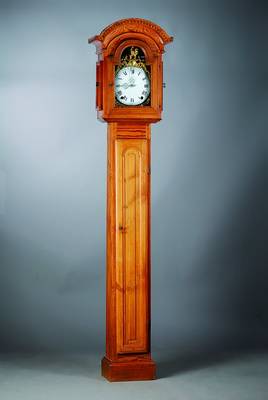 Standuhr mit Comtoise-Hahnenuhrwerk, Weichholzgehäuse aus neuzeitlicher Fertigung, zweiteilig, Comtoise Uhrwerk um 1780, Email -Tellerzifferblatt ...