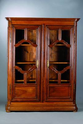 Vitrinenschrank, Elsass-Lothringen, um 1780,Buche massiv, 2-türig, verglast u. versprosst,3 Einlegeböden, abgerundete Ecken, Kopf vielfach ...