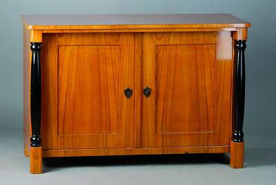 Kommode, Biedermeierstil, Kirschbaumfurnier,unter Verwendung alter Teile, 2-türig, Lisenen m. geschwärzten Säulen, Inlets einfach getreppt, ...