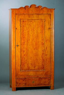 Kleiderschrank, deutsch, um 1860/70, Birkenfurnier, sog. Brezelfüllungen, Kopf l. geschweift, abgerundete Ecken, Fußschublade, Furnier gespiegelt ...
