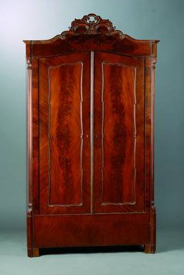 Schrank, Louis-Philippe, um 1860, Mahagonifurnier, Teile ergänzt, Inlets getreppt, Kopf m. Akanthusblattschnitzerei, Lisenen gerieft, st. Gebr.-Sp., ...