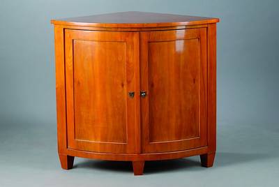 Kleiner Eckschrank, Biedermeierstil, unter Verwendung alter Teile, Kirschbaumfurnier, 2 -türig, st. Gebr.-Sp., ca. 87x95x68 cm