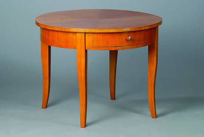Runder Beistelltisch, Biedermeierstil, unter Verwendung alter Teile, Kirschbaumfurnier, 6 -fach gesp. verlegt, 1-schübig, Beine l. geschweift, ...