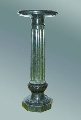Große Serpentinsäule, deutsch, um 1900, 3-teilig, Sockel best. aus einer Sockelplatte nach oben in Lotusblütenform auslaufend, getreppt, ...