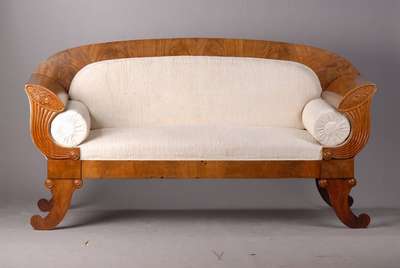 Biedermeiersofa, norddeutsch, um 1825, Mahagonifurnier, vielfach gesp. verlegt, Polsterung intakt, Bezug zu erneuern, Wangen m. reich geschnitzten ...