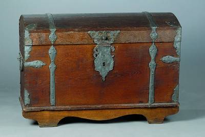 Buckeltruhe, um 1750, Eiche massiv, reich verzierte Eisenbeschläge, Schlüssel gebrochen, Alterssch., Schloß defekt, ca. 73x102x53 cm
