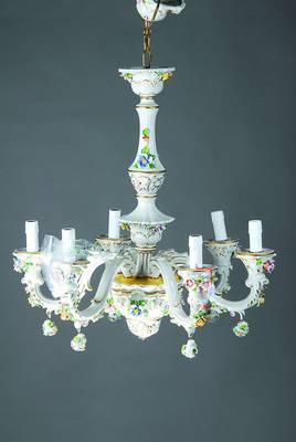 Deckenlampe, wohl Thüringen, 2. Hälfte 20. Jh., Porzellan, applizierter Blumendekorbemalt, Goldstaffage, 6 Brennstellen, Deckenabschluss, H. ca. 57 ...