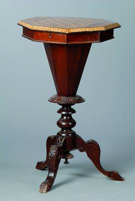 Spieltisch, England, um 1890/1900, Nußbaum, 8-eckig, ausgeprägte Marketerie, in Ahorn, Rosenholz und Ebenholz, aufklappbar, reiche ...