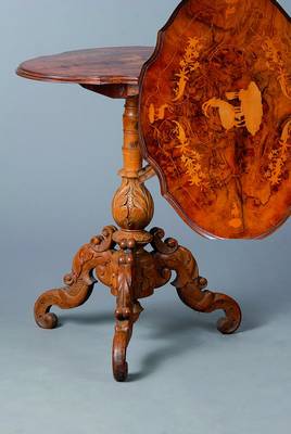Ovaler Beistelltisch, England, um 1900, Nußbaum, Platte reich intarsiert m. Tiermotiven in versch. Edelhölzern, Fuß reich geschnitzt, teils st. ...