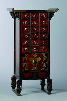 Koreanisches Apothekerschränkchen, 20. Jh., 18 kl. Schubladen, 1 gr. Doppeltürfach, reich verzierte Messingbeschläge, Gebr. Sp., ca. 78x43x27 cm