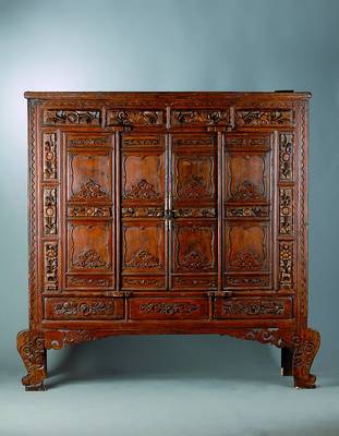 Großer Chinesischer Schrank, 19. Jh., reiche aufwendige Schnitzereien, z. gr. Teil aufgesetzt, 2-türig, 5-schübig, Alterssch., ca. 178x183x60 cm, ...