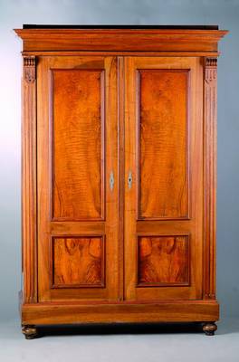 Schrank, deutsch, um 1880, Gründerzeit, Nußbaum/Wurzelnußfurnier, 2-türig, kassettiert, Lisenen gerieft, Aufsatz fehlt, st. Gebr.-Sp.,ca. ...