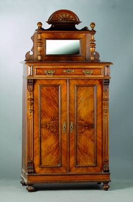 Vertiko, deutsch, um 1880, Gründerzeit, Nußbaum/Wurzelnußfurnier, 2-türig, 1-schübig, reiche Balusterverz., reich verzierte Beschläge, Lisenen ...