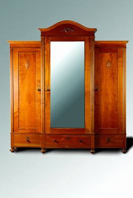 Großer Kleiderschrank, deutsch, um 1900, Kirschbaum massiv, 3-türig, 3-schübig, mittig m. facett. Spiegelglas, Lisenen gerieft, sparsame ...
