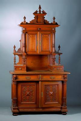 Aufsatzmöbel, deutsch, um 1890, Eiche massiv, in Annweiler als Meisterstück gefertigt, reiche Schnitzereien z.T. aus dem Vollholz geschnitzt, ...