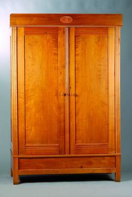 Schrank, Jugendstil, um 1910, Kirschbaum, 2-türig, sparsame Schnitzereien, Tür l. verzogen, Beschlag fehlt, Gebr.-Sp., ca. 203x135x61 cm