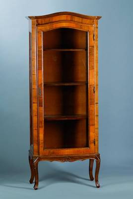 Vitrine, Barockstil, 2. Hälfte 20. Jh., 1-türig verglast, leicht verzogen, st. Gebr. -Sp., ca. 167x69x36 cm