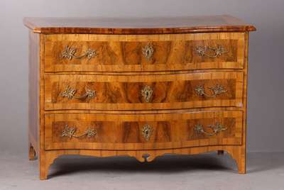 Kommode, mitteldeutsch, um 1750, Nußbaum/Wurzelnußfurnier, Front geschweift, 3 -schübig, reich verzierte Bronzebeschläge, Reste alten ...