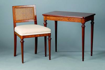 Kleiner Tisch und 2 Stühle, viktorianisch, nach dem Vorbild v. 1860, Mahagoni, Rosen- u. Satinholz, Tisch ca. 66x70x44 cm, Stühle ca. 78x47x45 cm, ...