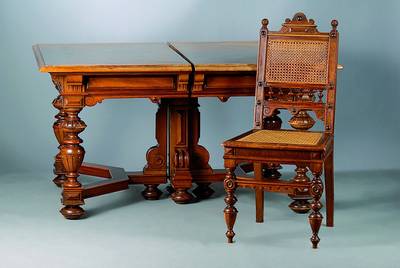 Sitzgruppe, deutsch, um 1880, Nußbaum, Ausziehtisch und 4 Stühle, Sitzfläche m. Geflecht, dieses intakt, reich gedrechselt, Platte m. starken ...