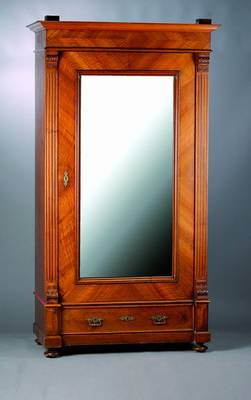 Schrank, Gründerzeit, um 1880, Nußbaum, 1-türig, facett. verspiegelt, Lisenen gerieft, Alterssch., Fußschublade, st. Gebr.-Sp., ca. 211x118x61 cm