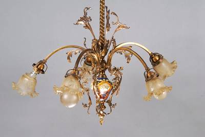 Deckenlampe, um 1890, Messing und grüne Majolika im Jugendstil, 5 Brennstellen, Glastulpenschirme um 1910, Elektrifizierung nicht geprüft, reich ...
