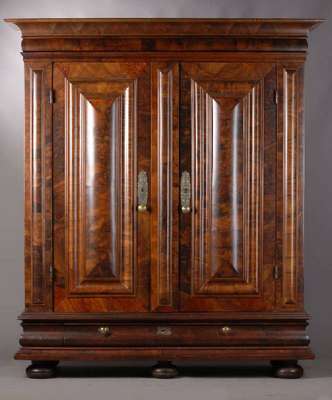 Frankfurter Schrank, sog. Wellenschrank, um 1730, Wurzelnußfurnier quer verlegt, teils gesp., Lackoberfläche zu überholen, ...
