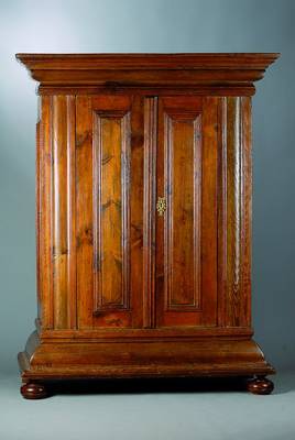 Halbwellenschrank, Hessen, um 1770/80, Fichte, orig. Kastenschloss, reiche Inneneinrichtung, 2-türig, Kopf vielfach getreppt, verzierter Beschlag ...