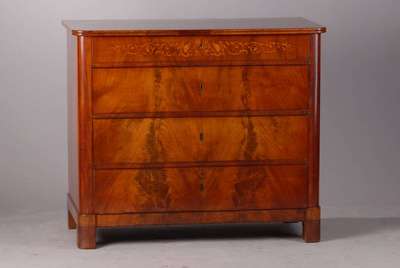 Kommode, badisch, um 1830, Pyramidenmahagonifurnier gesp. verlegt, oberste Schublade m. feiner floraler Marketerie, 4-schübig, abgerundete Ecken, ...
