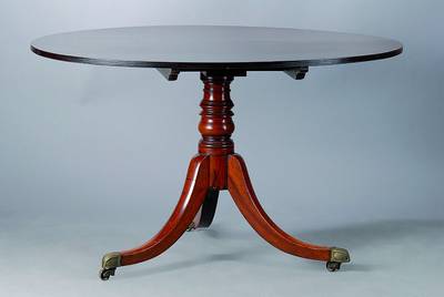 Ovaler Tisch, England, um 1830, Mahagoni massiv, Klappmechanismus intakt, Füße m. Messingschuhen, auf Rollen, Gebr.-Sp., ca. 73x120x96 cm