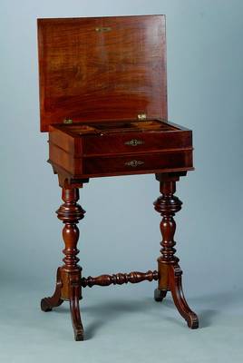 Nähtisch, deutsch, um 1880, Gründerzeit aufklappbar, reiche Inneneinteilung, 2-schübig, Beine gedrechselt, Gebr.-Sp., ca. 75x51x43 cm