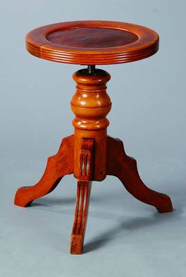Klavierhocker, um 1900/10, Buche auf Nußbaum gebeizt, drehbar, Ledereinlage, st. Gebr.-Sp., D. 36 cm, höhenverstellbar