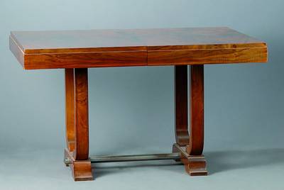 Tisch, Art-Deco, um 1930, kaukasisch Nußbaum, 4-fach gespiegelt verlegt, ausziehbar, ohne Einlegebretter, Gebr.-Sp., ca. 74x125x90 cm