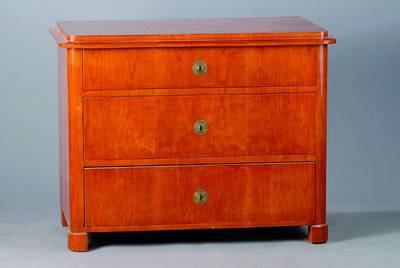 Kommode, um 1850, Kirschbaumfurnier, Teile ergänzt, 3-schübig, abgerundete Ecken, l. schwundrissig, st. Gebr.-Sp., ca. 80x100x57 cm