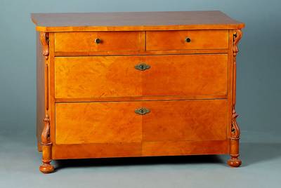 Kommode, Louis-Philippe, um 1860/70, Birkenfurnier, Platte l. geschweift, 4-schübig, sparsame Akanthusblattschnitzereien, Teile erneuert, st. ...