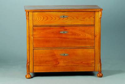 Kommode, um 1850/60, Eschefurnier, 3-schübig, abgeflachte Ecken, Teile erneuert, st. Gebr.-Sp., ca. 82x90x48 cm