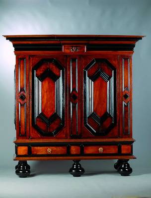 Norddeutscher Frühbarockschrank, um 1720/30,Nußbaum/Wurzelnußfurnier, Zierteile geschwärzt, 2-türig, Fußschublade, Kissen vielfach getreppt, ...