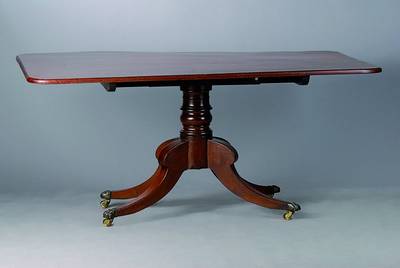 Tisch, England, um 1900, Mahagoni/Palisander, abklappbar, m. Messingschuhe, auf Rollen, rest., l. Gebr.-Sp., ca. 72x156x91 cm