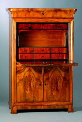 Standsekretär, Biedermeier, um 1830/40, Nußbaumfurnier gesp. verlegt, 2-türig, Klappe,reiche Inneneinrichtung, Kopfschublade, ohne Schloss, ...