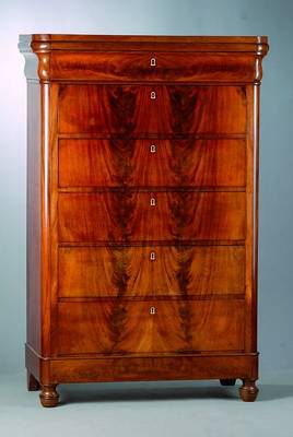 Herrenkommode, norddeutsch, um 1840, Mahagonifurnier, gesp. verlegt, 6-schübig, abgerundete Ecken, Platte und Seiten schwundrissig, Gebr.-Sp., ca. ...