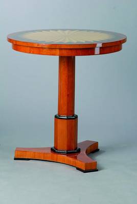 Beistelltisch, Biedermeierstil, versch. Obsthölzer, reich intarsiert, l. Furniersch., H. 67 cm, D. 63 cm