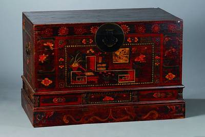 Truhe, Asien, um 1900, reiche bunte Malerei,seitl. m. Eisengriffen, schwundrissig, Alterssch., ohne Schlüssel, ca. 70x100x62 cm
