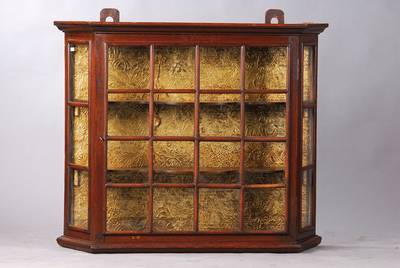 Hängeschränkchen, um 1800, Eiche massiv, trapezförmig, 3-seitig verglast, 1-türig, Front vielfach versproßt, Innenleben mit 2 vielfach ...