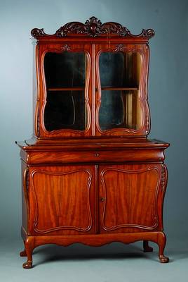 Vitrinenschrank, Holland, um 1860, Mahagoni,Unterteil 2-türig, Schublade m. Schreibteil, l. geschweift, Oberteil 2-türig verglast, Kopf m. reicher ...